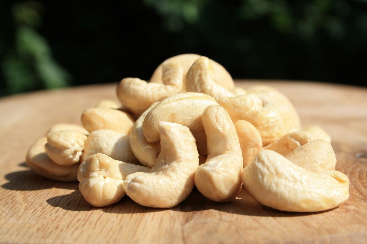 kacang mede di atas meja kayu
