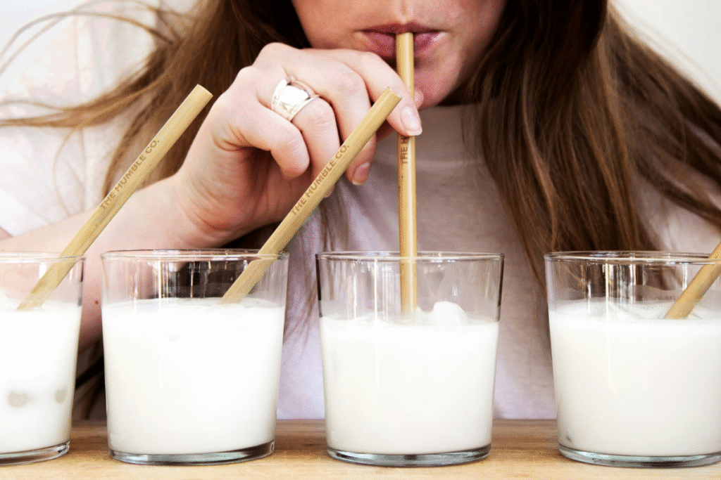 orang yang minum beberapa gelas susu