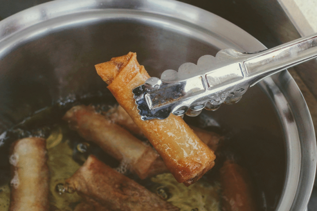 orang yang sedang menggoreng makanan