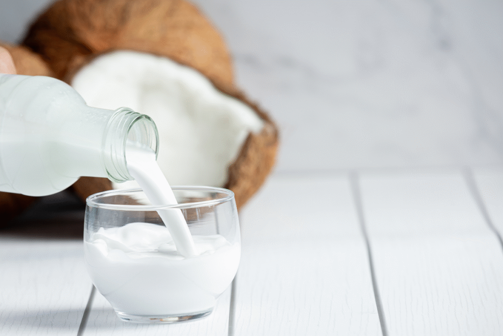orang yang menuang susu kelapa