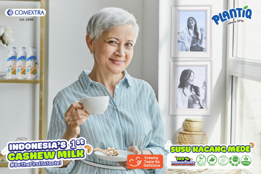 lansia yang sedang minum susu di cangkir