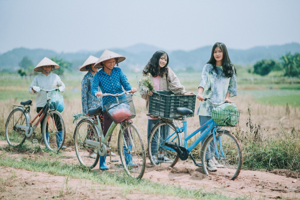 beberapa petani menuntun sepeda