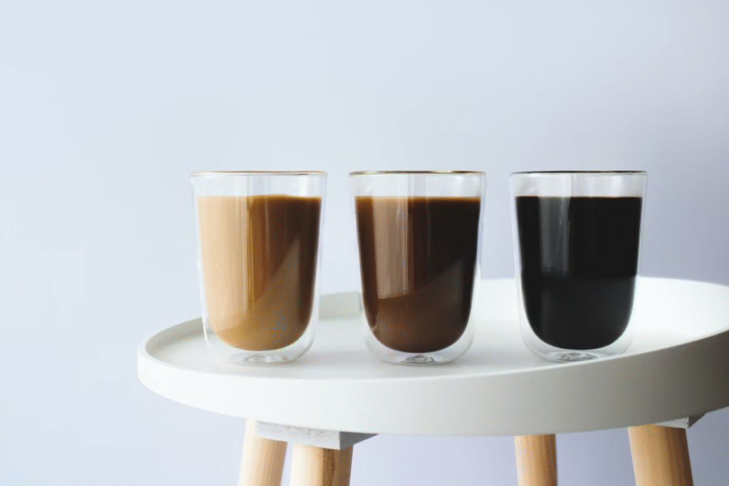 Tiga gelas kopi di atas meja putih