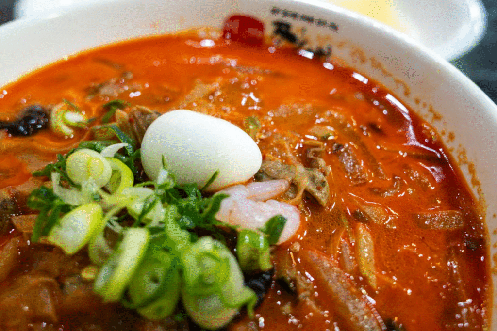 Semangkuk tomyam seafood kuah merah di mangkuk