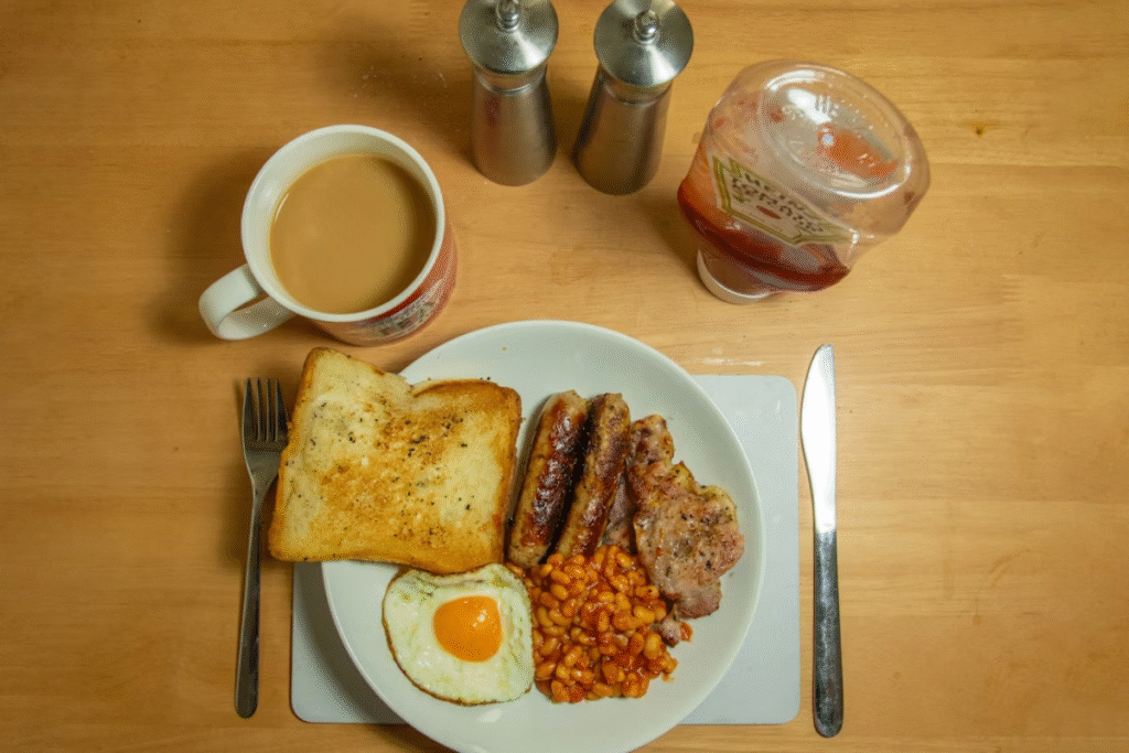 Sarapan penuh minyak dan segelas kopi di atas meja kayu