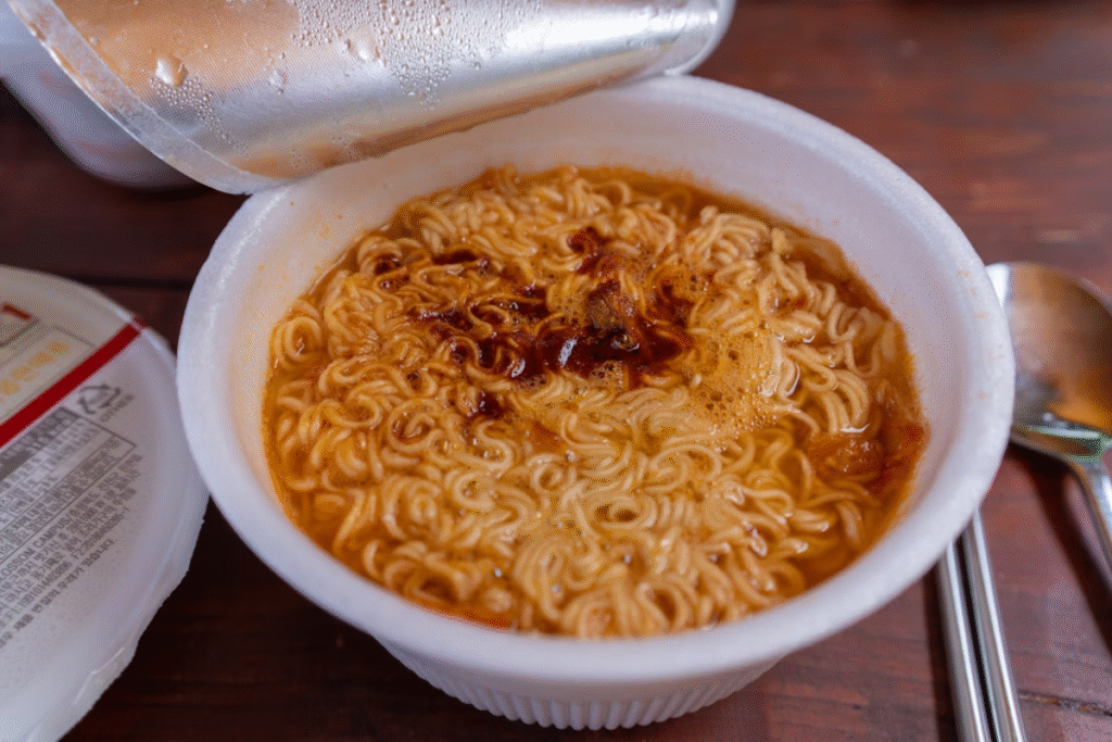 mie instan diseduh dalam mangkuk plastik