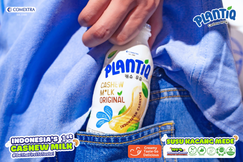 Susu putih dan kacang mede di atas meja biru