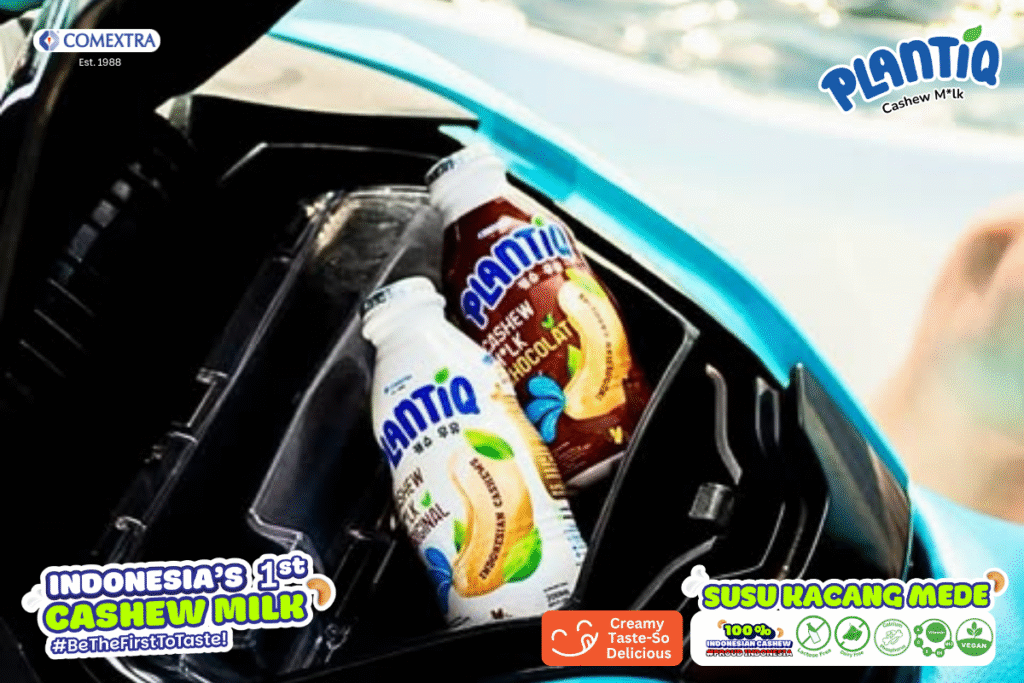 Dua botol PLANTIQ Cashew Milk si bagasi motor