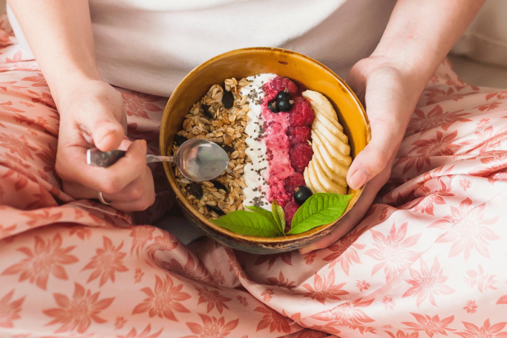 orang yang siap menyantap semangkuk smoothie bowl - plantiq cashew milk