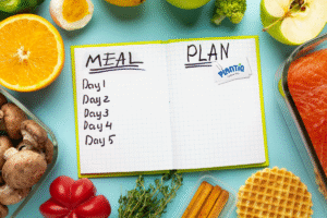 Buku terbuka di sekitar bahan-bahan makanan - Menu Eat Clean 7 Hari ala PLANTIQ