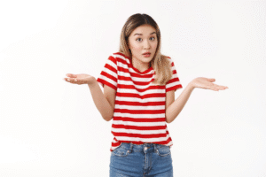 Perempuan berbaju garis merah-putih kebingungan