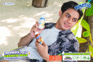 Pria memegang PLANTIQ Cashew Milk - Menu Eat Clean 7 Hari ala PLANTIQ