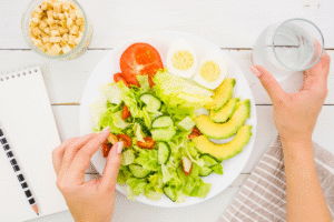 sepiring salad dan air putih di atas meja