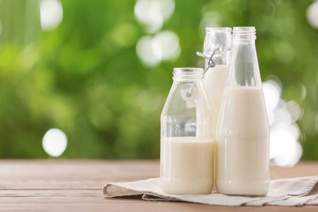 Tiga botol susu di atas meja kayu