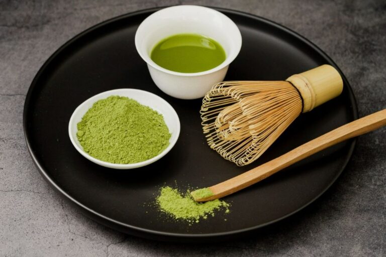 Matcha tea dan semangkuk matcha powder