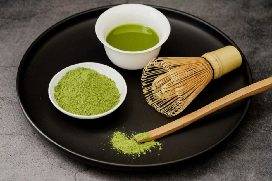 Matcha tea dan semangkuk matcha powder