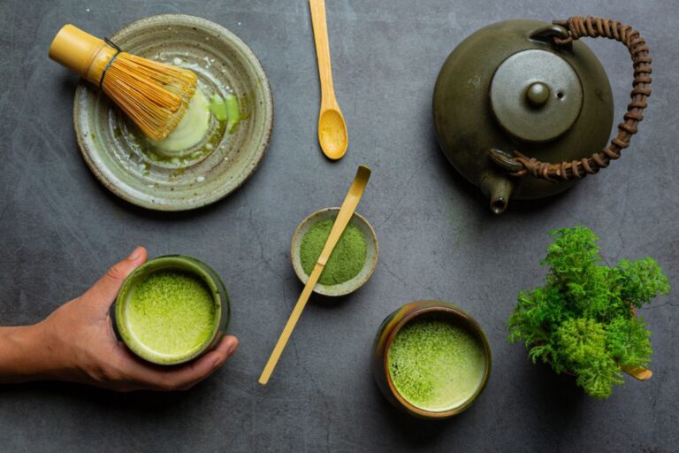 Sajian matcha di cangkir