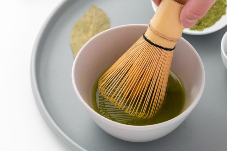 Seseorang sedang mengocok matcha
