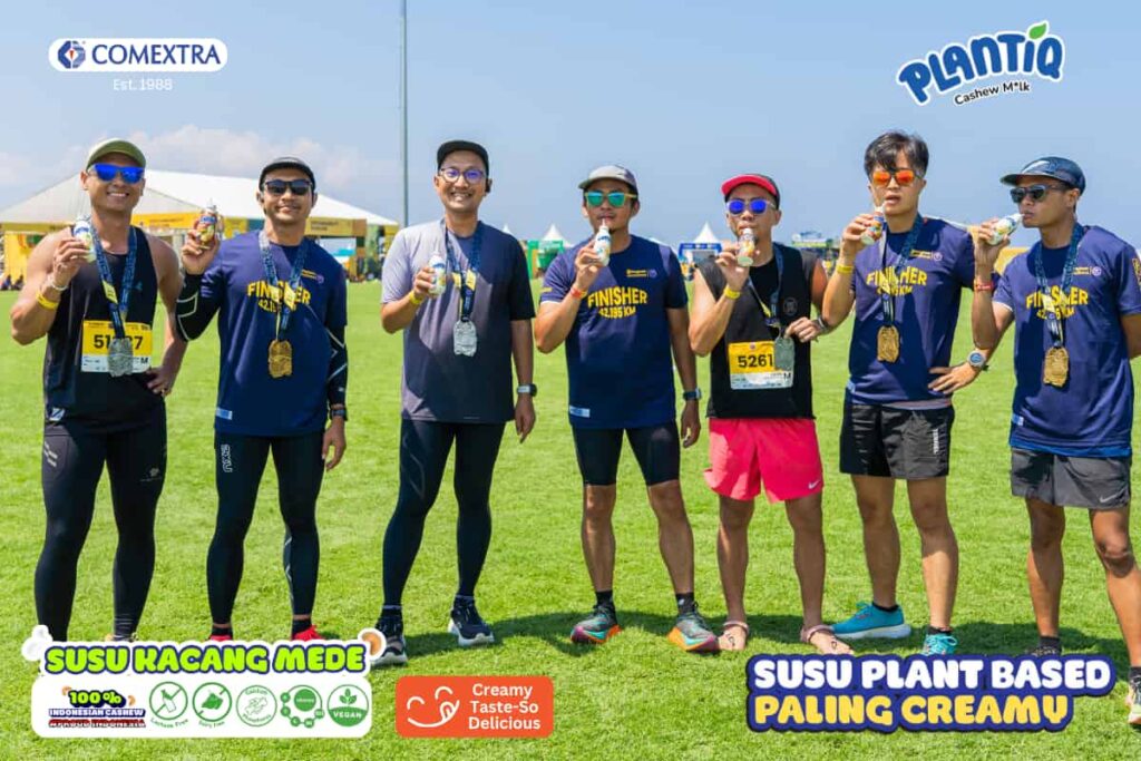 pelari pria sedang meminum PLANTIQ Cashew milk setelah mengikuti maybank bali marathon 2025
