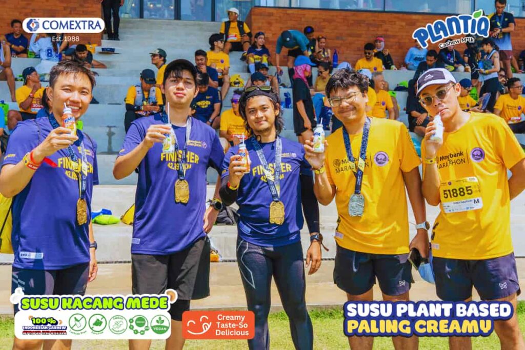 pelari pria sedang meminum PLANTIQ Cashew milk setelah mengikuti maybank bali marathon 2025